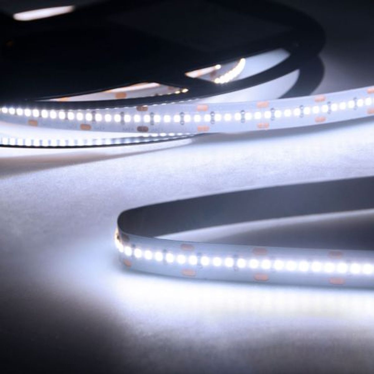 ISOLED LED Stripe Linear CRI90+, 24V DC, 6W/m, IP20, einfarbig, 5m/20m